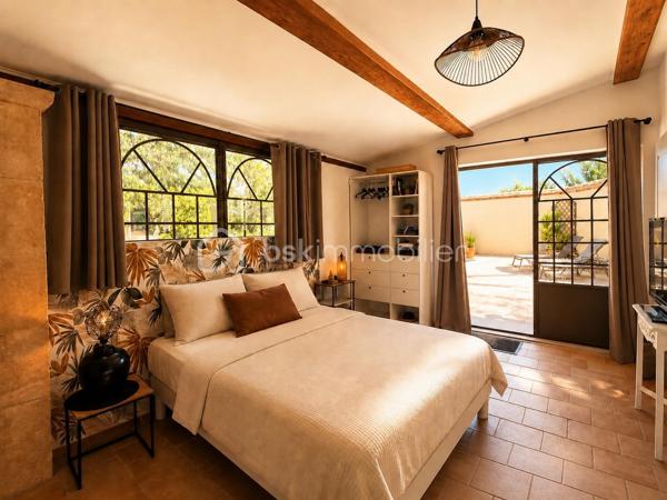 🌿✨ Maison en pierre avec vue Ventoux et Dentelles de Montmirail ✨🌿

À proximité du village, tout en profitant d’un environnement calme et privilégié, découvrez cette magnifique maison en pierre entièrement rénovée, offrant environ 180 m² habitables au cœur d’un superbe jardin arboré au charme authentique.

Dès l’entrée, le charme opère avec de beaux volumes et une atmosphère chaleureuse. La maison propose un vaste espace de vie composé d’un salon, d’une salle à manger et d’une cuisine équipée, ouverts sur une très belle terrasse ombragée, idéale pour profiter des repas d’été dans un cadre paisible.

À l’étage, l’espace nuit se compose de quatre chambres dont une parentale , d’une salle de bain avec baignoire et douche, d’un grand dressing ainsi qu’un toilette indépendant.
Le jardin, véritable écrin de verdure, accueille une grande piscine parfaitement intégrée dans l’environnement, invitant à la détente et à la douceur de vivre provençale.

La dépendance, pleine de charme, offre un espace indépendant idéal pour recevoir famille et amis ou envisager une activité complémentaire.
Elle se compose d’un agréable coin nuit, d’une petite cuisine fonctionnelle, d’un espace salle d’eau avec toilettes, le tout sublimé par de magnifiques fenêtres esprit verrière en fer forgé apportant beaucoup de cachet et une belle luminosité.

Les prestations complètent parfaitement ce bien rare :
 Piscine
 Terrasse ombragée
 Deux garages
 Un bureau
 Une buanderie
 Cheminée, poêle à granules, climatisation. 

🌿 Un véritable havre de paix alliant authenticité, confort et douceur de vivre, idéal pour les amoureux de la Provence et des belles demeures de caractère.
                            Coup de cœur assuré – À découvrir sans tarder.