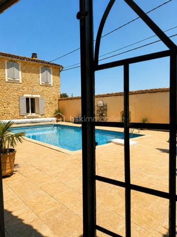 🌿✨ Maison en pierre avec vue Ventoux et Dentelles de Montmirail ✨🌿

À proximité du village, tout en profitant d’un environnement calme et privilégié, découvrez cette magnifique maison en pierre entièrement rénovée, offrant environ 180 m² habitables au cœur d’un superbe jardin arboré au charme authentique.

Dès l’entrée, le charme opère avec de beaux volumes et une atmosphère chaleureuse. La maison propose un vaste espace de vie composé d’un salon, d’une salle à manger et d’une cuisine équipée, ouverts sur une très belle terrasse ombragée, idéale pour profiter des repas d’été dans un cadre paisible.

À l’étage, l’espace nuit se compose de quatre chambres dont une parentale , d’une salle de bain avec baignoire et douche, d’un grand dressing ainsi qu’un toilette indépendant.
Le jardin, véritable écrin de verdure, accueille une grande piscine parfaitement intégrée dans l’environnement, invitant à la détente et à la douceur de vivre provençale.

La dépendance, pleine de charme, offre un espace indépendant idéal pour recevoir famille et amis ou envisager une activité complémentaire.
Elle se compose d’un agréable coin nuit, d’une petite cuisine fonctionnelle, d’un espace salle d’eau avec toilettes, le tout sublimé par de magnifiques fenêtres esprit verrière en fer forgé apportant beaucoup de cachet et une belle luminosité.

Les prestations complètent parfaitement ce bien rare :
 Piscine
 Terrasse ombragée
 Deux garages
 Un bureau
 Une buanderie
 Cheminée, poêle à granules, climatisation. 

🌿 Un véritable havre de paix alliant authenticité, confort et douceur de vivre, idéal pour les amoureux de la Provence et des belles demeures de caractère.
                            Coup de cœur assuré – À découvrir sans tarder.