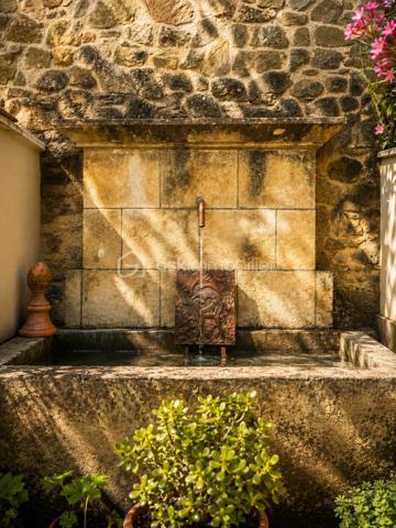 🌿✨ Maison en pierre avec vue Ventoux et Dentelles de Montmirail ✨🌿

À proximité du village, tout en profitant d’un environnement calme et privilégié, découvrez cette magnifique maison en pierre entièrement rénovée, offrant environ 180 m² habitables au cœur d’un superbe jardin arboré au charme authentique.

Dès l’entrée, le charme opère avec de beaux volumes et une atmosphère chaleureuse. La maison propose un vaste espace de vie composé d’un salon, d’une salle à manger et d’une cuisine équipée, ouverts sur une très belle terrasse ombragée, idéale pour profiter des repas d’été dans un cadre paisible.

À l’étage, l’espace nuit se compose de quatre chambres dont une parentale , d’une salle de bain avec baignoire et douche, d’un grand dressing ainsi qu’un toilette indépendant.
Le jardin, véritable écrin de verdure, accueille une grande piscine parfaitement intégrée dans l’environnement, invitant à la détente et à la douceur de vivre provençale.

La dépendance, pleine de charme, offre un espace indépendant idéal pour recevoir famille et amis ou envisager une activité complémentaire.
Elle se compose d’un agréable coin nuit, d’une petite cuisine fonctionnelle, d’un espace salle d’eau avec toilettes, le tout sublimé par de magnifiques fenêtres esprit verrière en fer forgé apportant beaucoup de cachet et une belle luminosité.

Les prestations complètent parfaitement ce bien rare :
 Piscine
 Terrasse ombragée
 Deux garages
 Un bureau
 Une buanderie
 Cheminée, poêle à granules, climatisation. 

🌿 Un véritable havre de paix alliant authenticité, confort et douceur de vivre, idéal pour les amoureux de la Provence et des belles demeures de caractère.
                            Coup de cœur assuré – À découvrir sans tarder.