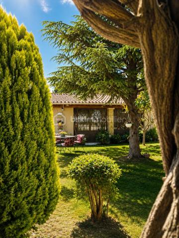 🌿✨ Maison en pierre avec vue Ventoux et Dentelles de Montmirail ✨🌿

À proximité du village, tout en profitant d’un environnement calme et privilégié, découvrez cette magnifique maison en pierre entièrement rénovée, offrant environ 180 m² habitables au cœur d’un superbe jardin arboré au charme authentique.

Dès l’entrée, le charme opère avec de beaux volumes et une atmosphère chaleureuse. La maison propose un vaste espace de vie composé d’un salon, d’une salle à manger et d’une cuisine équipée, ouverts sur une très belle terrasse ombragée, idéale pour profiter des repas d’été dans un cadre paisible.

À l’étage, l’espace nuit se compose de quatre chambres dont une parentale , d’une salle de bain avec baignoire et douche, d’un grand dressing ainsi qu’un toilette indépendant.
Le jardin, véritable écrin de verdure, accueille une grande piscine parfaitement intégrée dans l’environnement, invitant à la détente et à la douceur de vivre provençale.

La dépendance, pleine de charme, offre un espace indépendant idéal pour recevoir famille et amis ou envisager une activité complémentaire.
Elle se compose d’un agréable coin nuit, d’une petite cuisine fonctionnelle, d’un espace salle d’eau avec toilettes, le tout sublimé par de magnifiques fenêtres esprit verrière en fer forgé apportant beaucoup de cachet et une belle luminosité.

Les prestations complètent parfaitement ce bien rare :
 Piscine
 Terrasse ombragée
 Deux garages
 Un bureau
 Une buanderie
 Cheminée, poêle à granules, climatisation. 

🌿 Un véritable havre de paix alliant authenticité, confort et douceur de vivre, idéal pour les amoureux de la Provence et des belles demeures de caractère.
                            Coup de cœur assuré – À découvrir sans tarder.