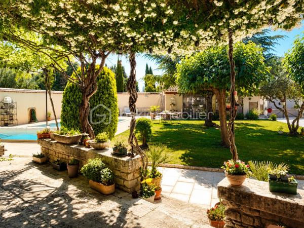 🌿✨ Maison en pierre avec vue Ventoux et Dentelles de Montmirail ✨🌿

À proximité du village, tout en profitant d’un environnement calme et privilégié, découvrez cette magnifique maison en pierre entièrement rénovée, offrant environ 180 m² habitables au cœur d’un superbe jardin arboré au charme authentique.

Dès l’entrée, le charme opère avec de beaux volumes et une atmosphère chaleureuse. La maison propose un vaste espace de vie composé d’un salon, d’une salle à manger et d’une cuisine équipée, ouverts sur une très belle terrasse ombragée, idéale pour profiter des repas d’été dans un cadre paisible.

À l’étage, l’espace nuit se compose de quatre chambres dont une parentale , d’une salle de bain avec baignoire et douche, d’un grand dressing ainsi qu’un toilette indépendant.
Le jardin, véritable écrin de verdure, accueille une grande piscine parfaitement intégrée dans l’environnement, invitant à la détente et à la douceur de vivre provençale.

La dépendance, pleine de charme, offre un espace indépendant idéal pour recevoir famille et amis ou envisager une activité complémentaire.
Elle se compose d’un agréable coin nuit, d’une petite cuisine fonctionnelle, d’un espace salle d’eau avec toilettes, le tout sublimé par de magnifiques fenêtres esprit verrière en fer forgé apportant beaucoup de cachet et une belle luminosité.

Les prestations complètent parfaitement ce bien rare :
 Piscine
 Terrasse ombragée
 Deux garages
 Un bureau
 Une buanderie
 Cheminée, poêle à granules, climatisation. 

🌿 Un véritable havre de paix alliant authenticité, confort et douceur de vivre, idéal pour les amoureux de la Provence et des belles demeures de caractère.
                            Coup de cœur assuré – À découvrir sans tarder.