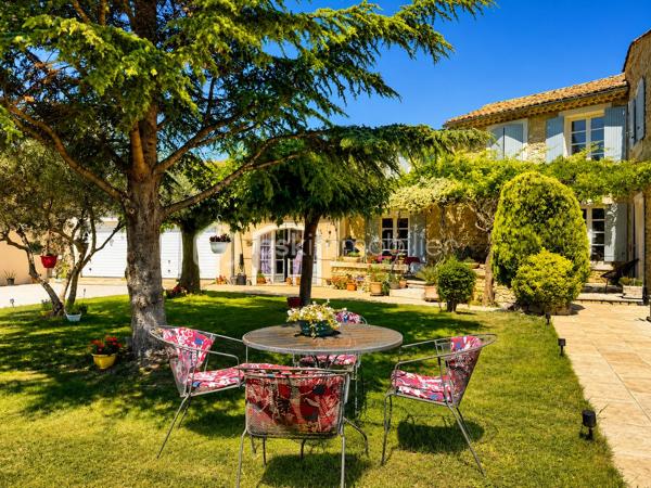 🌿✨ Maison en pierre avec vue Ventoux et Dentelles de Montmirail ✨🌿

À proximité du village, tout en profitant d’un environnement calme et privilégié, découvrez cette magnifique maison en pierre entièrement rénovée, offrant environ 180 m² habitables au cœur d’un superbe jardin arboré au charme authentique.

Dès l’entrée, le charme opère avec de beaux volumes et une atmosphère chaleureuse. La maison propose un vaste espace de vie composé d’un salon, d’une salle à manger et d’une cuisine équipée, ouverts sur une très belle terrasse ombragée, idéale pour profiter des repas d’été dans un cadre paisible.

À l’étage, l’espace nuit se compose de quatre chambres dont une parentale , d’une salle de bain avec baignoire et douche, d’un grand dressing ainsi qu’un toilette indépendant.
Le jardin, véritable écrin de verdure, accueille une grande piscine parfaitement intégrée dans l’environnement, invitant à la détente et à la douceur de vivre provençale.

La dépendance, pleine de charme, offre un espace indépendant idéal pour recevoir famille et amis ou envisager une activité complémentaire.
Elle se compose d’un agréable coin nuit, d’une petite cuisine fonctionnelle, d’un espace salle d’eau avec toilettes, le tout sublimé par de magnifiques fenêtres esprit verrière en fer forgé apportant beaucoup de cachet et une belle luminosité.

Les prestations complètent parfaitement ce bien rare :
 Piscine
 Terrasse ombragée
 Deux garages
 Un bureau
 Une buanderie
 Cheminée, poêle à granules, climatisation. 

🌿 Un véritable havre de paix alliant authenticité, confort et douceur de vivre, idéal pour les amoureux de la Provence et des belles demeures de caractère.
                            Coup de cœur assuré – À découvrir sans tarder.
