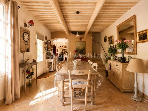 🌿✨ Maison en pierre avec vue Ventoux et Dentelles de Montmirail ✨🌿

À proximité du village, tout en profitant d’un environnement calme et privilégié, découvrez cette magnifique maison en pierre entièrement rénovée, offrant environ 180 m² habitables au cœur d’un superbe jardin arboré au charme authentique.

Dès l’entrée, le charme opère avec de beaux volumes et une atmosphère chaleureuse. La maison propose un vaste espace de vie composé d’un salon, d’une salle à manger et d’une cuisine équipée, ouverts sur une très belle terrasse ombragée, idéale pour profiter des repas d’été dans un cadre paisible.

À l’étage, l’espace nuit se compose de quatre chambres dont une parentale , d’une salle de bain avec baignoire et douche, d’un grand dressing ainsi qu’un toilette indépendant.
Le jardin, véritable écrin de verdure, accueille une grande piscine parfaitement intégrée dans l’environnement, invitant à la détente et à la douceur de vivre provençale.

La dépendance, pleine de charme, offre un espace indépendant idéal pour recevoir famille et amis ou envisager une activité complémentaire.
Elle se compose d’un agréable coin nuit, d’une petite cuisine fonctionnelle, d’un espace salle d’eau avec toilettes, le tout sublimé par de magnifiques fenêtres esprit verrière en fer forgé apportant beaucoup de cachet et une belle luminosité.

Les prestations complètent parfaitement ce bien rare :
 Piscine
 Terrasse ombragée
 Deux garages
 Un bureau
 Une buanderie
 Cheminée, poêle à granules, climatisation. 

🌿 Un véritable havre de paix alliant authenticité, confort et douceur de vivre, idéal pour les amoureux de la Provence et des belles demeures de caractère.
                            Coup de cœur assuré – À découvrir sans tarder.