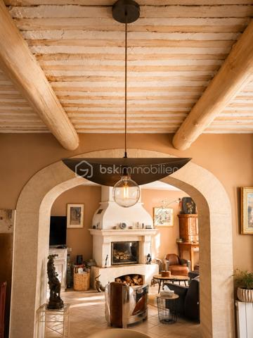 🌿✨ Maison en pierre avec vue Ventoux et Dentelles de Montmirail ✨🌿

À proximité du village, tout en profitant d’un environnement calme et privilégié, découvrez cette magnifique maison en pierre entièrement rénovée, offrant environ 180 m² habitables au cœur d’un superbe jardin arboré au charme authentique.

Dès l’entrée, le charme opère avec de beaux volumes et une atmosphère chaleureuse. La maison propose un vaste espace de vie composé d’un salon, d’une salle à manger et d’une cuisine équipée, ouverts sur une très belle terrasse ombragée, idéale pour profiter des repas d’été dans un cadre paisible.

À l’étage, l’espace nuit se compose de quatre chambres dont une parentale , d’une salle de bain avec baignoire et douche, d’un grand dressing ainsi qu’un toilette indépendant.
Le jardin, véritable écrin de verdure, accueille une grande piscine parfaitement intégrée dans l’environnement, invitant à la détente et à la douceur de vivre provençale.

La dépendance, pleine de charme, offre un espace indépendant idéal pour recevoir famille et amis ou envisager une activité complémentaire.
Elle se compose d’un agréable coin nuit, d’une petite cuisine fonctionnelle, d’un espace salle d’eau avec toilettes, le tout sublimé par de magnifiques fenêtres esprit verrière en fer forgé apportant beaucoup de cachet et une belle luminosité.

Les prestations complètent parfaitement ce bien rare :
 Piscine
 Terrasse ombragée
 Deux garages
 Un bureau
 Une buanderie
 Cheminée, poêle à granules, climatisation. 

🌿 Un véritable havre de paix alliant authenticité, confort et douceur de vivre, idéal pour les amoureux de la Provence et des belles demeures de caractère.
                            Coup de cœur assuré – À découvrir sans tarder.
