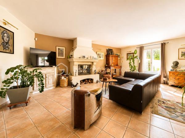 🌿✨ Maison en pierre avec vue Ventoux et Dentelles de Montmirail ✨🌿

À proximité du village, tout en profitant d’un environnement calme et privilégié, découvrez cette magnifique maison en pierre entièrement rénovée, offrant environ 180 m² habitables au cœur d’un superbe jardin arboré au charme authentique.

Dès l’entrée, le charme opère avec de beaux volumes et une atmosphère chaleureuse. La maison propose un vaste espace de vie composé d’un salon, d’une salle à manger et d’une cuisine équipée, ouverts sur une très belle terrasse ombragée, idéale pour profiter des repas d’été dans un cadre paisible.

À l’étage, l’espace nuit se compose de quatre chambres dont une parentale , d’une salle de bain avec baignoire et douche, d’un grand dressing ainsi qu’un toilette indépendant.
Le jardin, véritable écrin de verdure, accueille une grande piscine parfaitement intégrée dans l’environnement, invitant à la détente et à la douceur de vivre provençale.

La dépendance, pleine de charme, offre un espace indépendant idéal pour recevoir famille et amis ou envisager une activité complémentaire.
Elle se compose d’un agréable coin nuit, d’une petite cuisine fonctionnelle, d’un espace salle d’eau avec toilettes, le tout sublimé par de magnifiques fenêtres esprit verrière en fer forgé apportant beaucoup de cachet et une belle luminosité.

Les prestations complètent parfaitement ce bien rare :
 Piscine
 Terrasse ombragée
 Deux garages
 Un bureau
 Une buanderie
 Cheminée, poêle à granules, climatisation. 

🌿 Un véritable havre de paix alliant authenticité, confort et douceur de vivre, idéal pour les amoureux de la Provence et des belles demeures de caractère.
                            Coup de cœur assuré – À découvrir sans tarder.