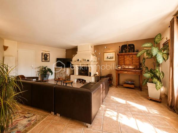 🌿✨ Maison en pierre avec vue Ventoux et Dentelles de Montmirail ✨🌿

À proximité du village, tout en profitant d’un environnement calme et privilégié, découvrez cette magnifique maison en pierre entièrement rénovée, offrant environ 180 m² habitables au cœur d’un superbe jardin arboré au charme authentique.

Dès l’entrée, le charme opère avec de beaux volumes et une atmosphère chaleureuse. La maison propose un vaste espace de vie composé d’un salon, d’une salle à manger et d’une cuisine équipée, ouverts sur une très belle terrasse ombragée, idéale pour profiter des repas d’été dans un cadre paisible.

À l’étage, l’espace nuit se compose de quatre chambres dont une parentale , d’une salle de bain avec baignoire et douche, d’un grand dressing ainsi qu’un toilette indépendant.
Le jardin, véritable écrin de verdure, accueille une grande piscine parfaitement intégrée dans l’environnement, invitant à la détente et à la douceur de vivre provençale.

La dépendance, pleine de charme, offre un espace indépendant idéal pour recevoir famille et amis ou envisager une activité complémentaire.
Elle se compose d’un agréable coin nuit, d’une petite cuisine fonctionnelle, d’un espace salle d’eau avec toilettes, le tout sublimé par de magnifiques fenêtres esprit verrière en fer forgé apportant beaucoup de cachet et une belle luminosité.

Les prestations complètent parfaitement ce bien rare :
 Piscine
 Terrasse ombragée
 Deux garages
 Un bureau
 Une buanderie
 Cheminée, poêle à granules, climatisation. 

🌿 Un véritable havre de paix alliant authenticité, confort et douceur de vivre, idéal pour les amoureux de la Provence et des belles demeures de caractère.
                            Coup de cœur assuré – À découvrir sans tarder.