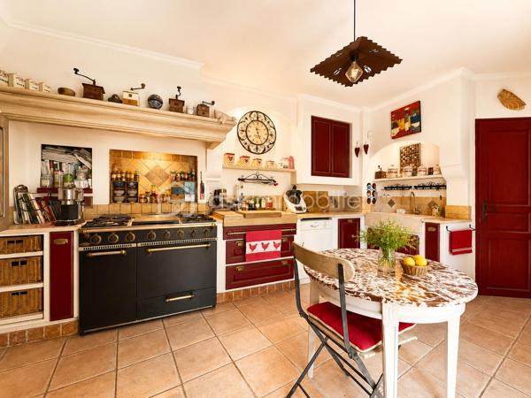 🌿✨ Maison en pierre avec vue Ventoux et Dentelles de Montmirail ✨🌿

À proximité du village, tout en profitant d’un environnement calme et privilégié, découvrez cette magnifique maison en pierre entièrement rénovée, offrant environ 180 m² habitables au cœur d’un superbe jardin arboré au charme authentique.

Dès l’entrée, le charme opère avec de beaux volumes et une atmosphère chaleureuse. La maison propose un vaste espace de vie composé d’un salon, d’une salle à manger et d’une cuisine équipée, ouverts sur une très belle terrasse ombragée, idéale pour profiter des repas d’été dans un cadre paisible.

À l’étage, l’espace nuit se compose de quatre chambres dont une parentale , d’une salle de bain avec baignoire et douche, d’un grand dressing ainsi qu’un toilette indépendant.
Le jardin, véritable écrin de verdure, accueille une grande piscine parfaitement intégrée dans l’environnement, invitant à la détente et à la douceur de vivre provençale.

La dépendance, pleine de charme, offre un espace indépendant idéal pour recevoir famille et amis ou envisager une activité complémentaire.
Elle se compose d’un agréable coin nuit, d’une petite cuisine fonctionnelle, d’un espace salle d’eau avec toilettes, le tout sublimé par de magnifiques fenêtres esprit verrière en fer forgé apportant beaucoup de cachet et une belle luminosité.

Les prestations complètent parfaitement ce bien rare :
 Piscine
 Terrasse ombragée
 Deux garages
 Un bureau
 Une buanderie
 Cheminée, poêle à granules, climatisation. 

🌿 Un véritable havre de paix alliant authenticité, confort et douceur de vivre, idéal pour les amoureux de la Provence et des belles demeures de caractère.
                            Coup de cœur assuré – À découvrir sans tarder.