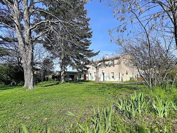 Lumineuse bastide de 220m2, 10 pièces, 7 chambres, vaste jardin clos de 3100m2