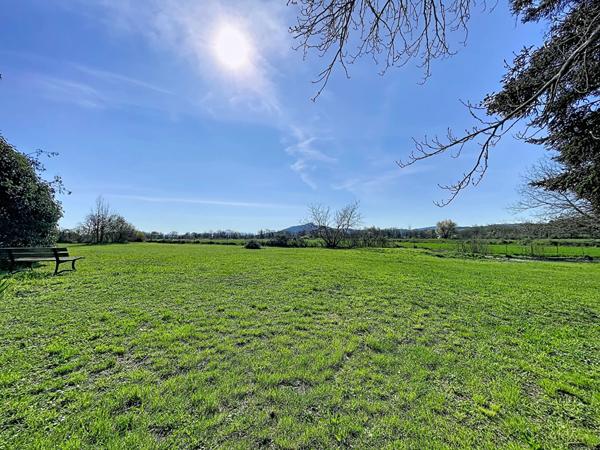 Lumineuse bastide de 220m2, 10 pièces, 7 chambres, vaste jardin clos de 3100m2
