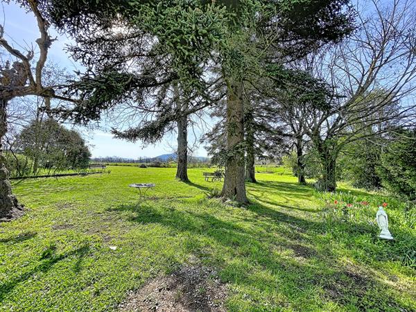 Lumineuse bastide de 220m2, 10 pièces, 7 chambres, vaste jardin clos de 3100m2