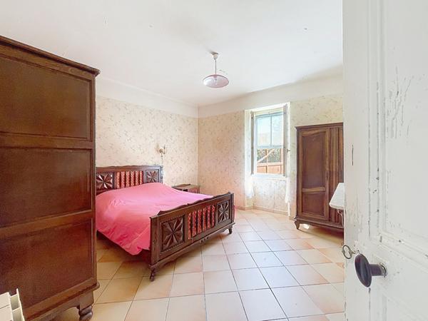 Lumineuse bastide de 220m2, 10 pièces, 7 chambres, vaste jardin clos de 3100m2