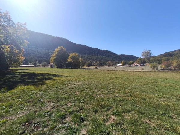 Terrains constructibles plats (1450m² et 1580m²)– Vue dégagée – Clars / Escragnolles (06)