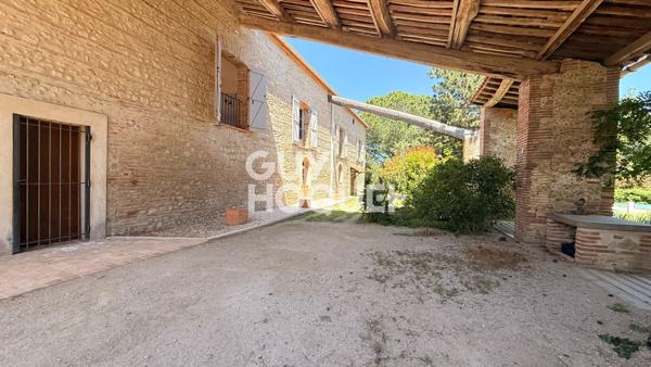 Vivre en lotissement, ou habiter une histoire ? Elne, 260 m², terrain 3800 m²