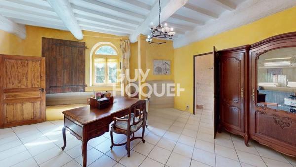 Vivre en lotissement, ou habiter une histoire ? Elne, 260 m², terrain 3800 m²