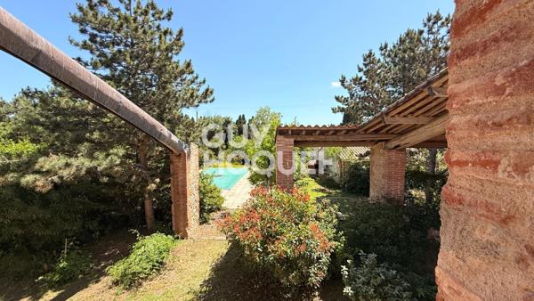 Vivre en lotissement, ou habiter une histoire ? Elne, 260 m², terrain 3800 m²