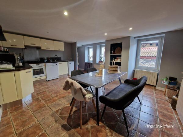 Maison de bourg de caractère avec grange et petit extérieur