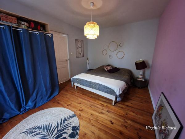 Maison de bourg de caractère avec grange et petit extérieur