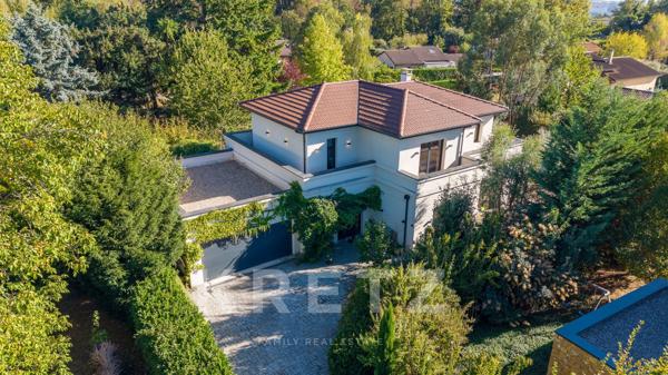 Maison contemporaine aux lignes élégantes avec piscine