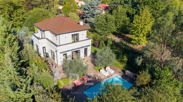 Maison contemporaine aux lignes élégantes avec piscine