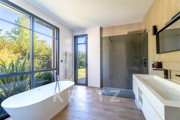 Maison contemporaine aux lignes élégantes avec piscine