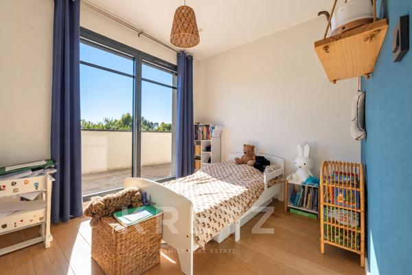 Maison contemporaine aux lignes élégantes avec piscine