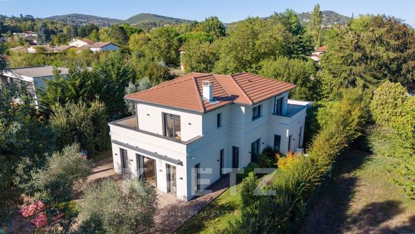 Maison contemporaine aux lignes élégantes avec piscine