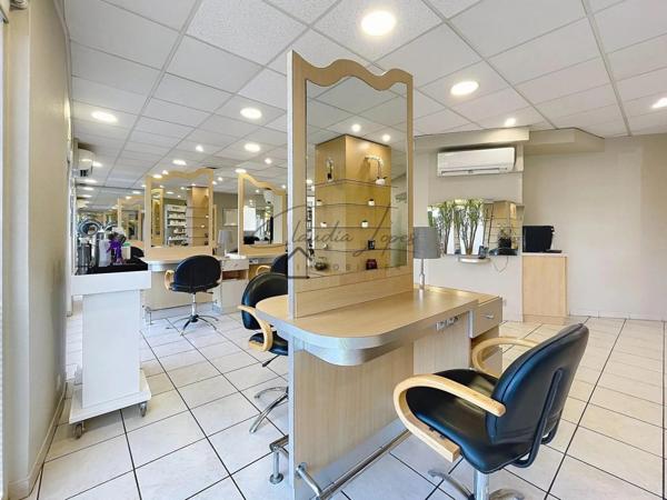 FONDS DE COMMERCE - SALON DE COIFFEURE ESTHETIQUE ET COSMETHIQUE