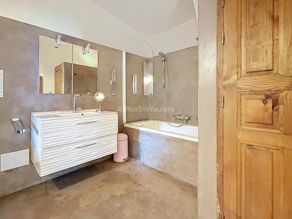 Vente                                                      Propriété
                        
                     5 pièces                      155 m2                     à Aregno