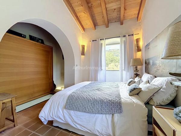Vente                                                      Propriété
                        
                     5 pièces                      155 m2                     à Aregno