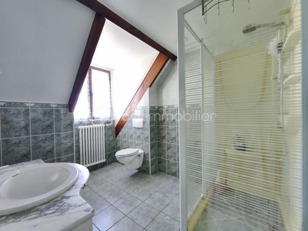 Découvrez cette charmante maison familiale d’environ 140 m² sur plus de 850 m² de terrain, dans un secteur calme, idéale pour accueillir une famille en quête d’espace et de confort. Située dans le village de Crépoil à seulement 6 minutes de Lizy sur Ourcq, de toutes les commodités ainsi que la gare direction gare de l'est ( ligne P) et de 15 minutes de Trilport

Dès l’entrée, vous serez séduit par un vaste séjour/salle à manger lumineux, de plus de 60 m² offrant un bel espace de vie convivial, une cuisine aménagée et équipée avec accès sur un des garages, un WC.

A l'étage un couloir propose une salle d'eau avec WC,  3 belles chambres dont une avec un dressing et un bureau de 7 m² ou petite chambre, permettant d’accueillir famille, invités ou bureau selon vos besoins.

Côté extérieur, vous profiterez d’un terrain de 850 m², idéal pour les moments de détente et de 3 garages, dont un particulièrement spacieux permettant de stationner un camping-car plus un abri de jardin.

✔️ Les + du bien :
- DPE : C ( pompe à chaleur de 2022 garantissant un bon confort énergétique)
- Ballon thermodynamique 2022
- Belle surface : 140 m²
- Grand séjour
- 3 garages dont un pour camping-car

Quoi de mieux, que visiter pour se rendre compte du potentiel?