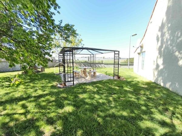 Découvrez cette charmante maison familiale d’environ 140 m² sur plus de 850 m² de terrain, dans un secteur calme, idéale pour accueillir une famille en quête d’espace et de confort. Située dans le village de Crépoil à seulement 6 minutes de Lizy sur Ourcq, de toutes les commodités ainsi que la gare direction gare de l'est ( ligne P) et de 15 minutes de Trilport

Dès l’entrée, vous serez séduit par un vaste séjour/salle à manger lumineux, de plus de 60 m² offrant un bel espace de vie convivial, une cuisine aménagée et équipée avec accès sur un des garages, un WC.

A l'étage un couloir propose une salle d'eau avec WC,  3 belles chambres dont une avec un dressing et un bureau de 7 m² ou petite chambre, permettant d’accueillir famille, invités ou bureau selon vos besoins.

Côté extérieur, vous profiterez d’un terrain de 850 m², idéal pour les moments de détente et de 3 garages, dont un particulièrement spacieux permettant de stationner un camping-car plus un abri de jardin.

✔️ Les + du bien :
- DPE : C ( pompe à chaleur de 2022 garantissant un bon confort énergétique)
- Ballon thermodynamique 2022
- Belle surface : 140 m²
- Grand séjour
- 3 garages dont un pour camping-car

Quoi de mieux, que visiter pour se rendre compte du potentiel?