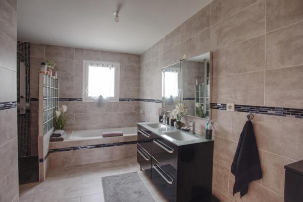 Maison contemporaine de 160 m² avec piscine et garage