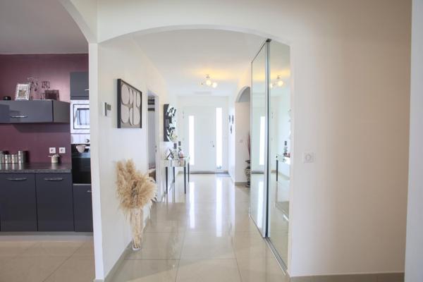 Maison contemporaine de 160 m² avec piscine et garage