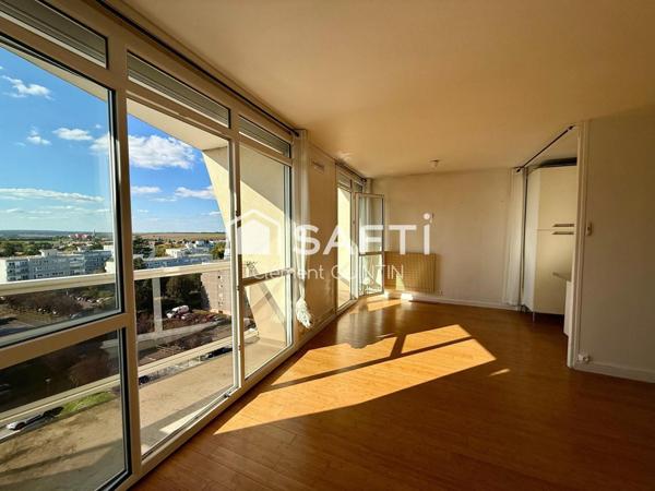 DERNIER ÉTAGE – LUMINEUX – GARE À PIED