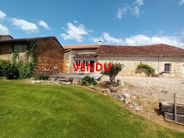 MAISON EN PIERRES AVEC DEPENDANCES - 2 KM DE LA ROCHEFOUCAULD