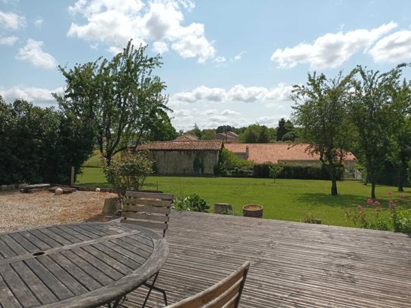 MAISON EN PIERRES AVEC DEPENDANCES - 2 KM DE LA ROCHEFOUCAULD