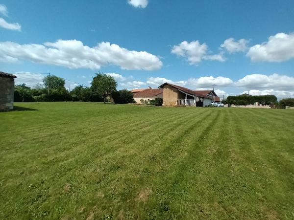 MAISON EN PIERRES AVEC DEPENDANCES - 2 KM DE LA ROCHEFOUCAULD