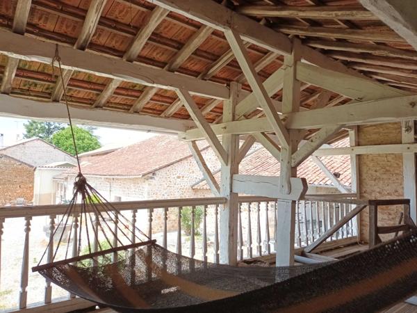 MAISON EN PIERRES AVEC DEPENDANCES - 2 KM DE LA ROCHEFOUCAULD