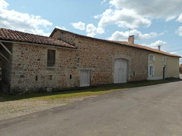MAISON EN PIERRES AVEC DEPENDANCES - 2 KM DE LA ROCHEFOUCAULD