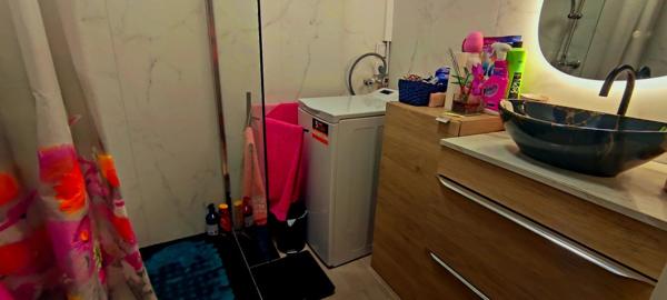 Vente                                                      Appartement
                        
                     3 pièces                      52 m2                     à Nice
