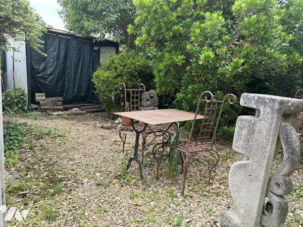 REZE - Trentemoult Atelier d'environ 25 m² avec électricité et eau s/terrain de 122 m² arboré