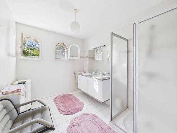 RARE ! EMPLACEMENT EXCEPTIONNEL POUR CETTE MAISON DE 194M2 HABITABLE SUR TERRAIN DE 3325M2 , Latresne RARE ! EMPLACEMENT EXCEPTIONNEL POUR CETTE MAISON DE 194M2 HABITABLE SUR TERRAIN DE 3325M2 , Latresne