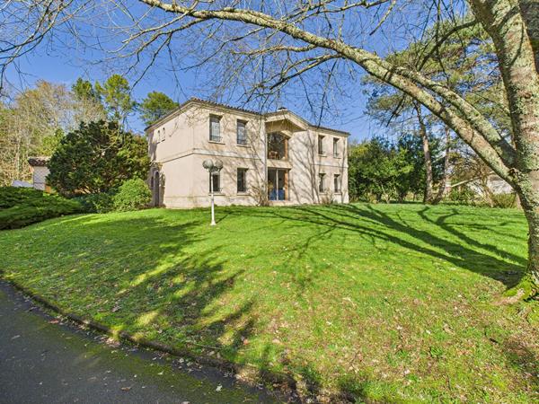 RARE ! EMPLACEMENT EXCEPTIONNEL POUR CETTE MAISON DE 194M2 HABITABLE SUR TERRAIN DE 3325M2 , Latresne RARE ! EMPLACEMENT EXCEPTIONNEL POUR CETTE MAISON DE 194M2 HABITABLE SUR TERRAIN DE 3325M2 , Latresne