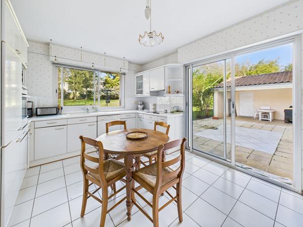 RARE ! EMPLACEMENT EXCEPTIONNEL POUR CETTE MAISON DE 194M2 HABITABLE SUR TERRAIN DE 3325M2 , Latresne RARE ! EMPLACEMENT EXCEPTIONNEL POUR CETTE MAISON DE 194M2 HABITABLE SUR TERRAIN DE 3325M2 , Latresne