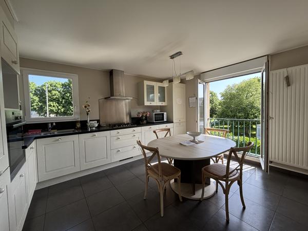 BAYEUX – Résidence Marcel Dassault – Bel appartement 5 pièces avec ascenseur, balcon Sud et double garage