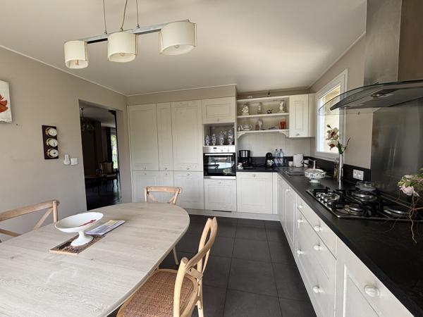 BAYEUX – Résidence Marcel Dassault – Bel appartement 5 pièces avec ascenseur, balcon Sud et double garage