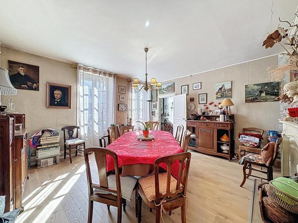 Proche à pieds de toutes commodités, écoles + Gare