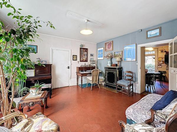 Proche à pieds de toutes commodités, écoles + Gare