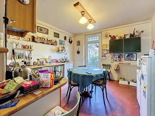 Proche à pieds de toutes commodités, écoles + Gare