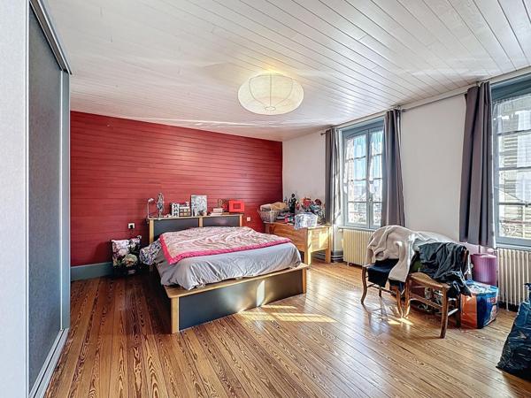 Proche à pieds de toutes commodités, écoles + Gare